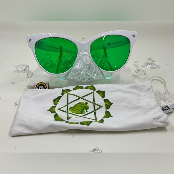 🛍️ RARE White Cat Eye Frame Green Lens - Picture 3 of 9